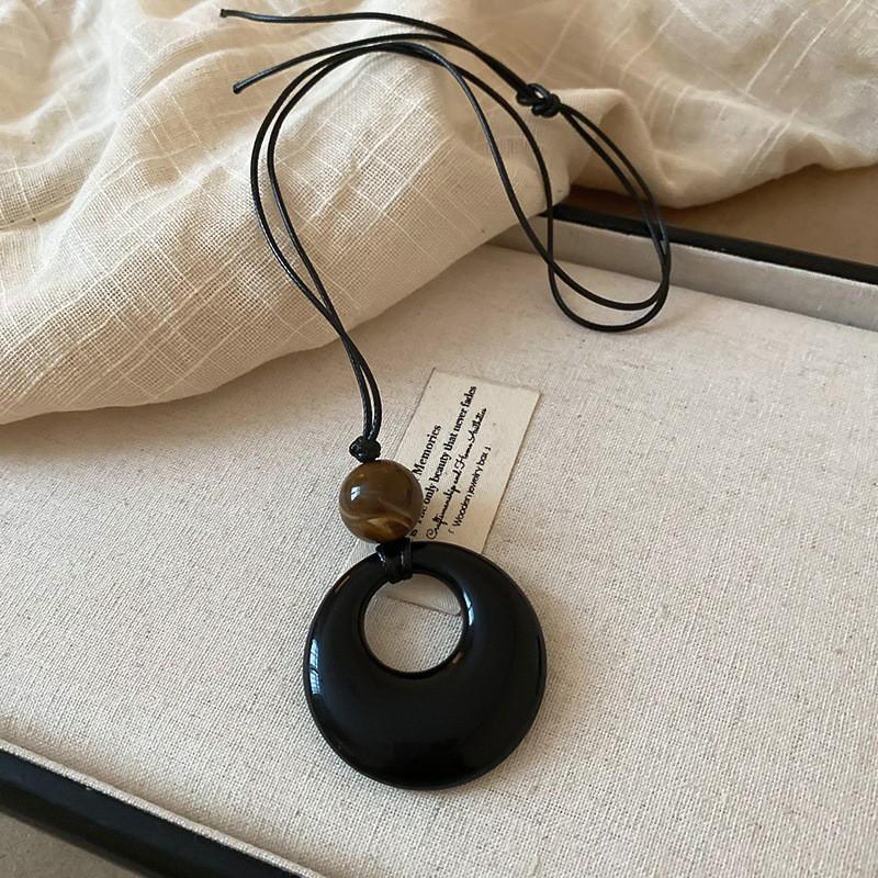 New Chinese leather pendant, fringed necklace, female ethnic style, niche retro sweater chain, fashion and high-end item jewelry.
