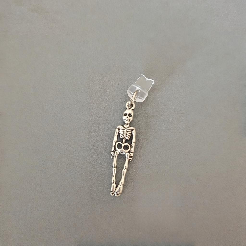 1 Stück Totenkopf-förmiger Handy-Staubschutzstecker, geeignet für iPhone/Typ-C, ausgefallenes Geschenk für Ladeanschluss