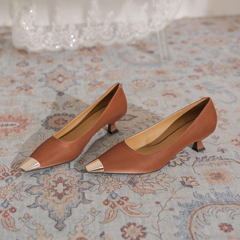Samtrot Geburtsjahr High Heels 2025 Frühling neue Mode niedriger Absatz Metallkopf Xiuhe Hochzeitsschuhe einzelne Schuhe Frauen