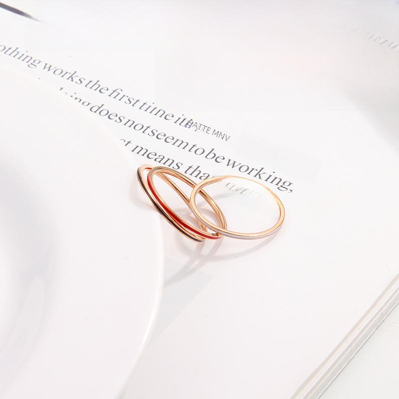 Bague en acier titane or rose pour femme avec design créatif en trois couleurs et détails ultra-fins de 1 mm.