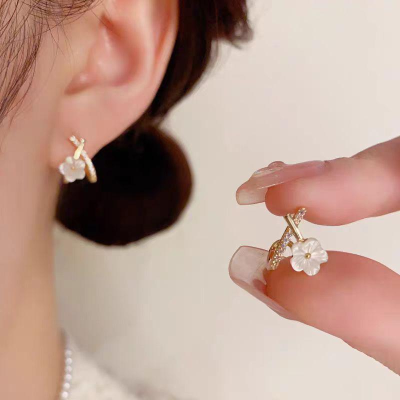 Korean Style Zirconia Rhinestone Flower Earrings: High-End, Versatile Stud Design for Women