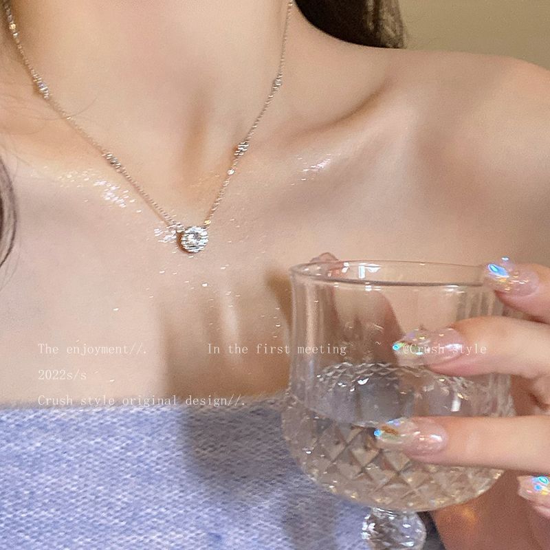 High sense light luxury single diamond necklace women's fashion commuting exquisite Internet celebrity star point small round diamond collarbone chain