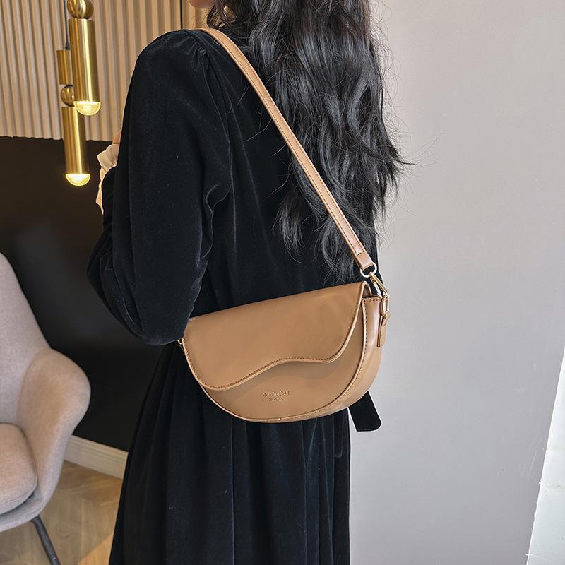 Women's Winter 2023 Simple Casual Crossbody and Shoulder Saddle Bag