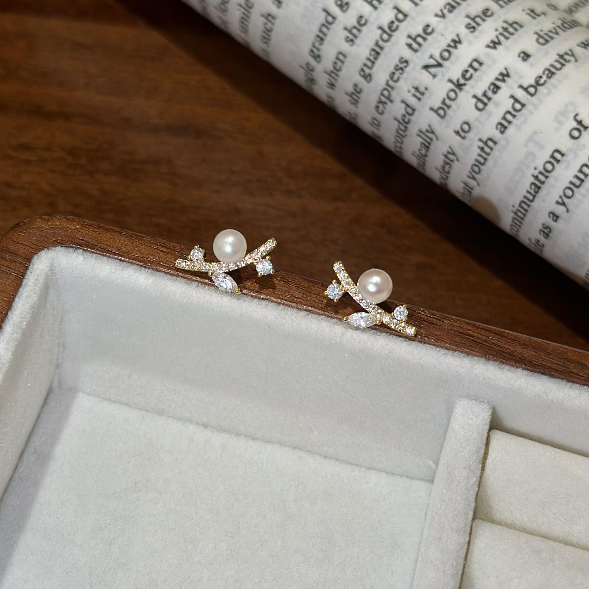 Elegant French Gold Zircon Leaf Pearl Earrings for Women – Exquisite, Versatile, and Simple Design