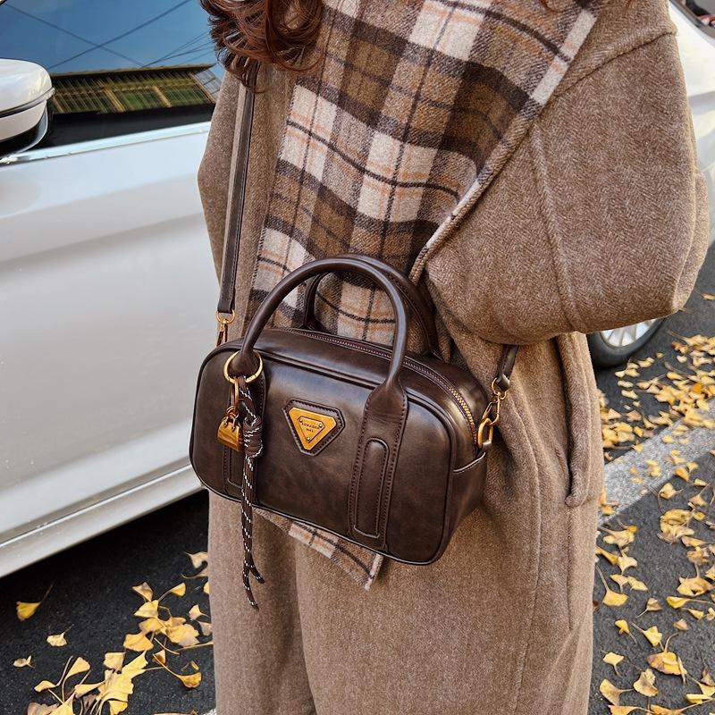 Winter Retro Portable Red Bag Women's 2025 New Fashion Versatile Small Square Bag Simple Versatile Messenger Bag