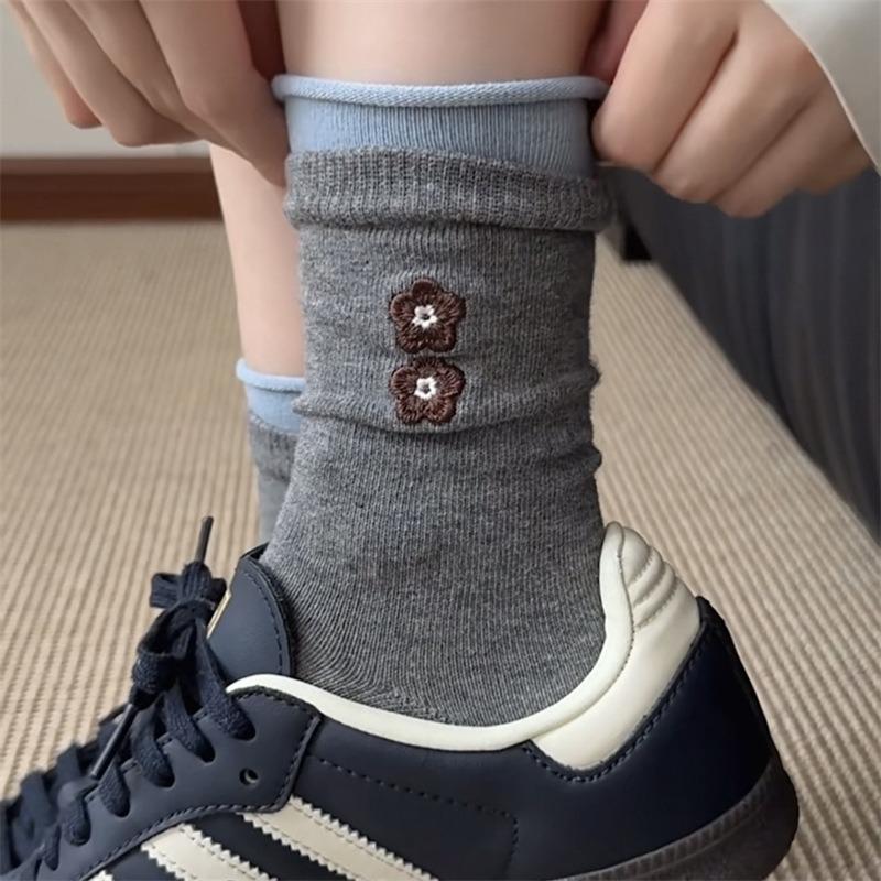 Ladies Autumn Embroidery Small Floral Curls College Wind Mid Tube Pile Pile Cotton Socks