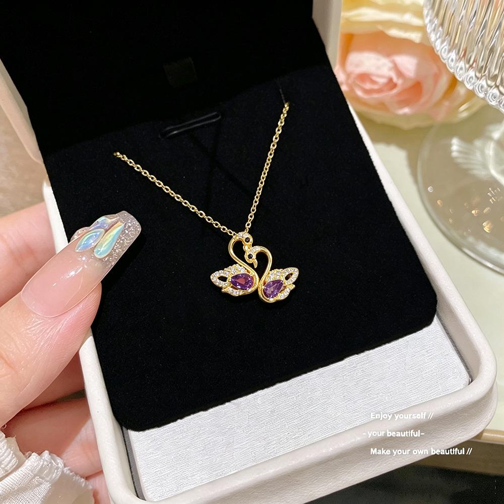 Koreanischer Stil Lila Zirkonia Doppel Schwan Titan Halskette - Elegante, Leichte Luxus Schlüsselbein Kette Schmuck für Frauen
