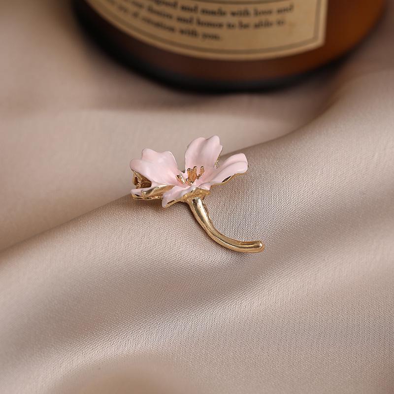 Elegant Butterfly Brooch: Luxurious Suit Accessory & Stylish Corsage for Women