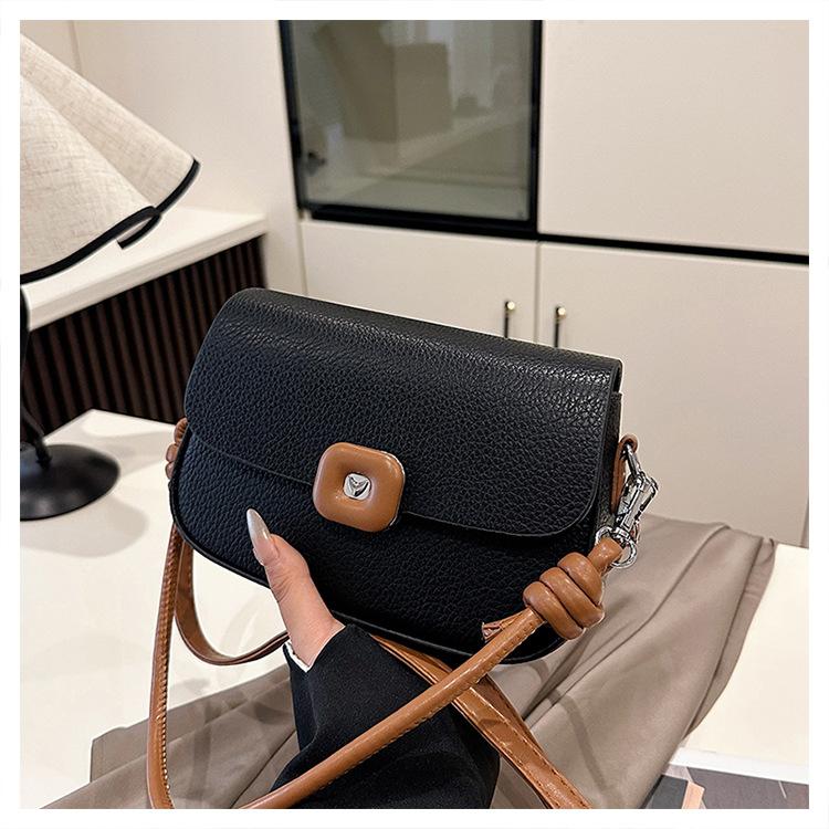 

Women s bag messenger bag spring and summer new versatile fashion textured shoulder bag women s large-capacity work commuter bag чорний