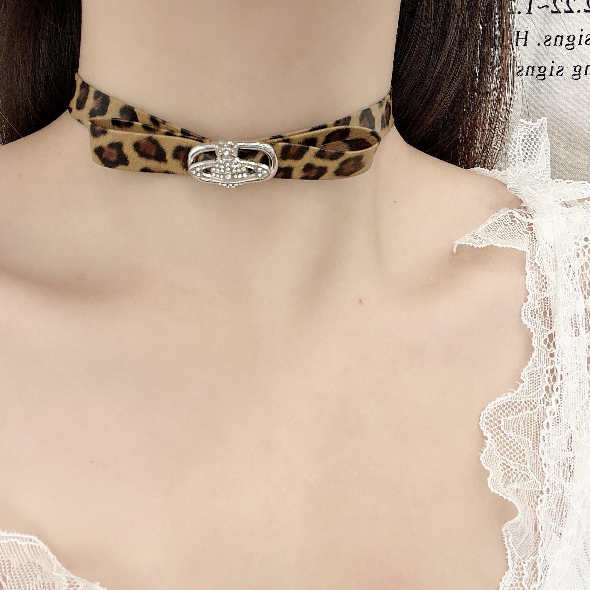 

Леопардовый принт Бант Сатурн Чокер - Ретро Y2K Панк Стиль N1366 Saturn Bow Necklace коричневый