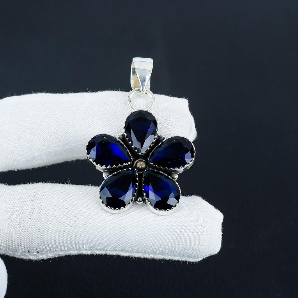 Blauer Saphir-Edelstein-Silberanhänger aus 925er Sterlingsilber – handgefertigtes Blumendesign, Alltagsschmuck, Geburtstagsgeschenk für die Liebe