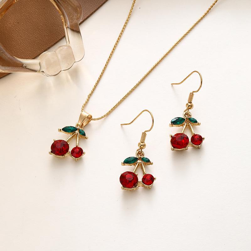 Ensemble collier pendentif cerise rouge et feuille verte et boucles d'oreilles chaîne clavicule pour femme
