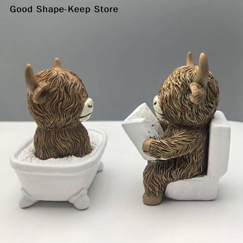 Cute Reading Cow Statue Scottish Highland Cow Resin Figurines Funny Bathing & Desk Decoration Home Bathroom Office Holiday Gift