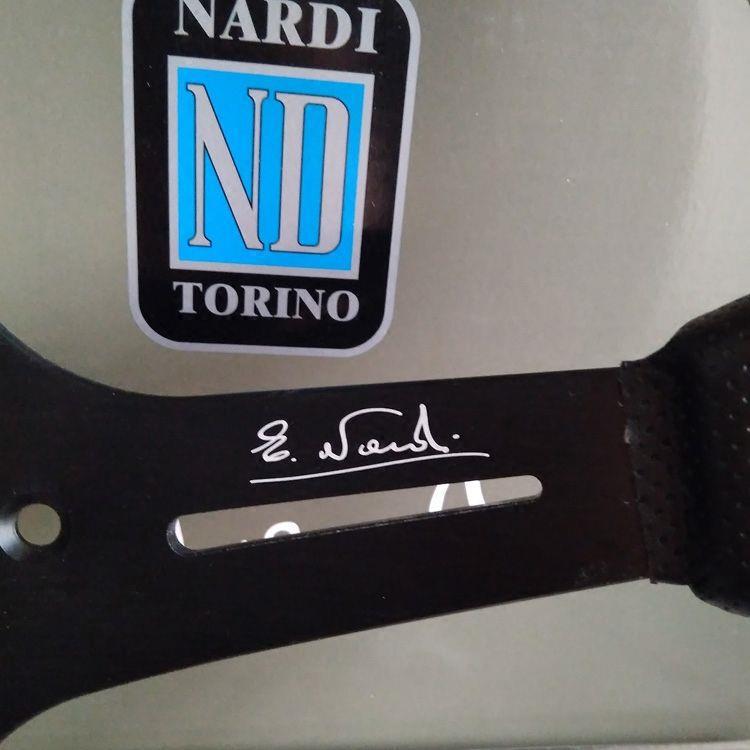 14" Středně Konkávní Kožený Závodní Volant - Červeno/Bílé Prošívání, Černý Rám, Univerzální Uchycení od NARDI