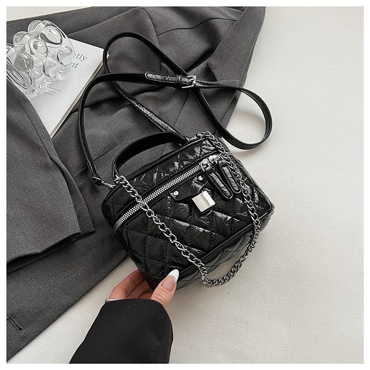 

Весна 2025 Новая тенденция Сяосянфэн Маленькая сумка Модная Универсальная Премиальная Текстурированная Женская Ромбовидная Сумка Через Плечо Кроссбоди чёрный