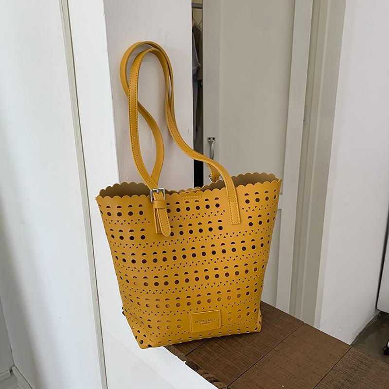 Hollow large-capacity mother and child tote bag women's new shoulder bag contrasting color retro commuter shoulder bag