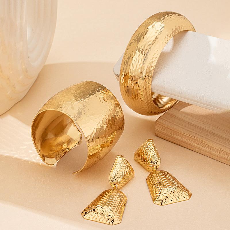 Trendy Geometric Stud Earrings Beating Textured Bracelet Set Exaggerated Luxury Jewelry Set