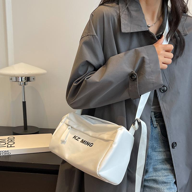 

White Bag for Women In Summer Casual Simple Work Commuting Bag Fashionable and Versatile Niche One Shoulder Crossbody Bag