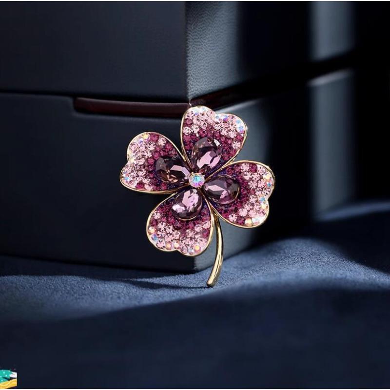 Stylish retro crystal four-leaf clover corsage temperament fashionable and versatile exquisite chic light luxury brooch St. Patrick's