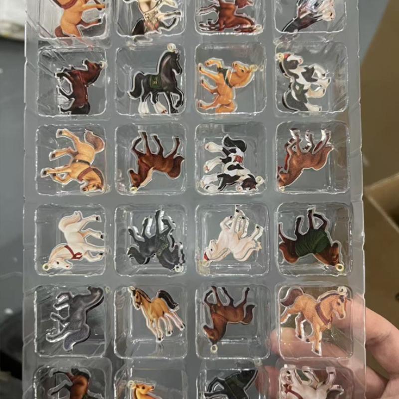 

2D Плоский Акриловый Календарь Адвента Лошадь 2025 Набор Календарей для Отсчета Времени до Рождества с 24 Уникальными Лошадьми для Подвешивания для Домашнего Декора