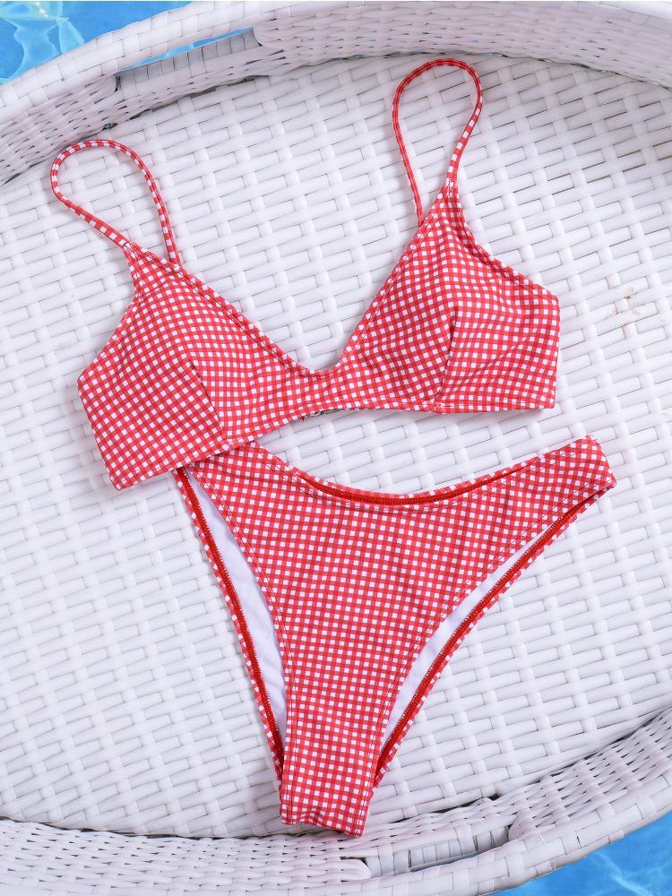 Stilvoller sexy Zweiteiler-Bikini mit Karomuster, ideal für den Sommerurlaub am Strand