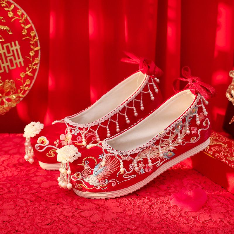 

Spring 2025 Beaded Xiuhe Wedding Shoes: Tassel & Embroidered Hanfu Style 37