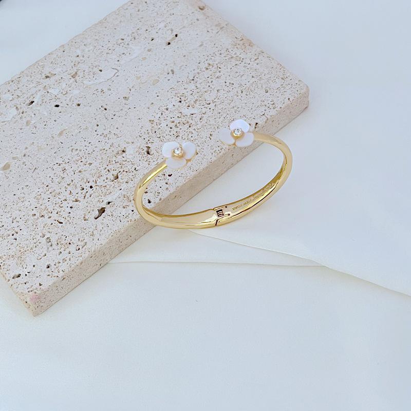 Exquisite Flower Inlaid Diamond Gold-Plated Bangle