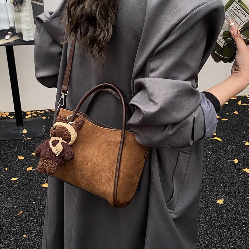 Fashi Versatile Popularity Crossbody Bags for Women 2026 New Retro Hot Trendy Stylish Design Faux Suede Square Shoulder Bags