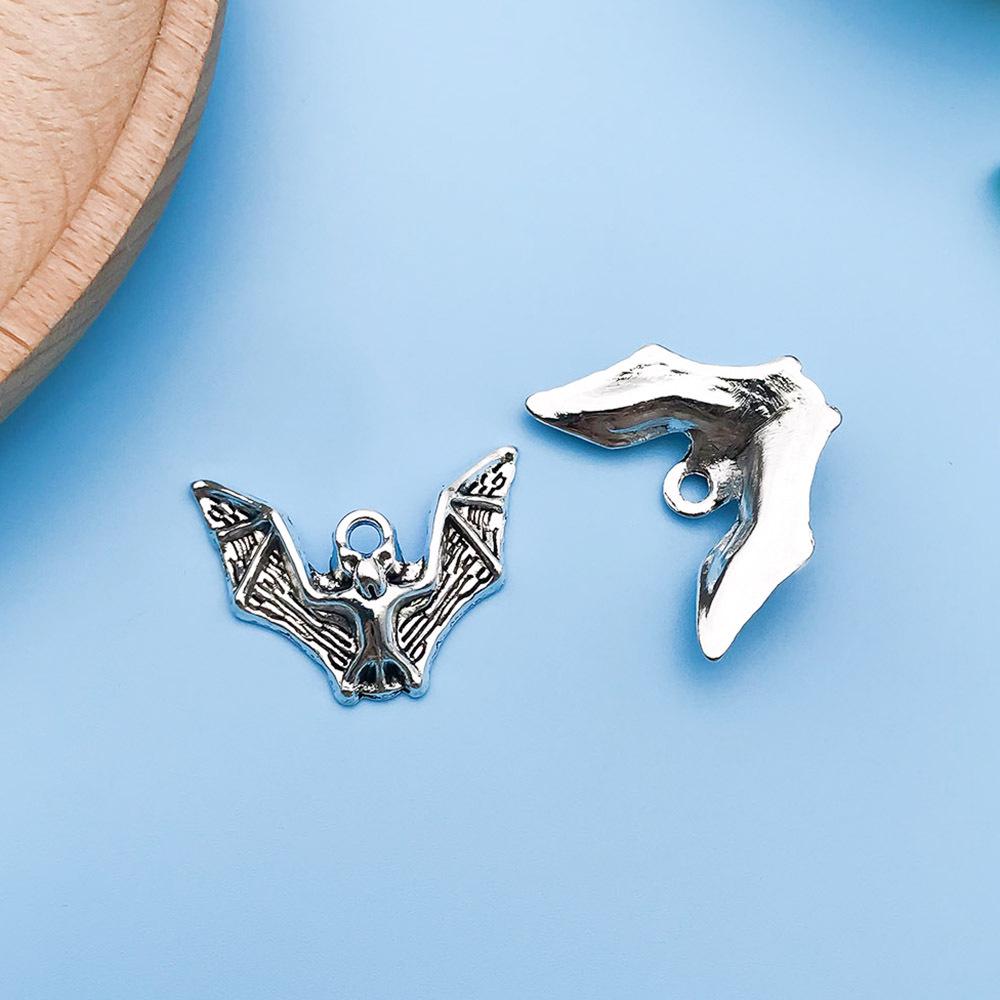 

12 Белых Хэллоуинских Подвесок в виде Летучих Мышей: Креативные мини-подвески и браслеты-шармы