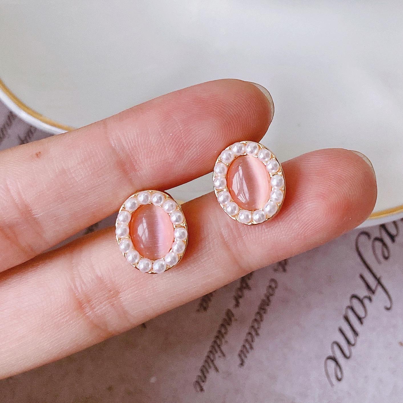 French Pink Cat Eye Earrings: Elegant Clip-On Retro Design, Light Luxury, No Piercings Needed