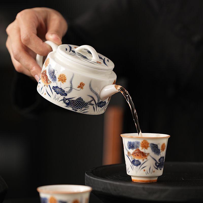 Pflanzenasche, blau-weißer Weinrebenfisch, ein Topf und zwei Tassen, hochwertiger Keramik-Haushaltsteekessel, Reise-Kung-Fu-Teeset für den Außenbereich