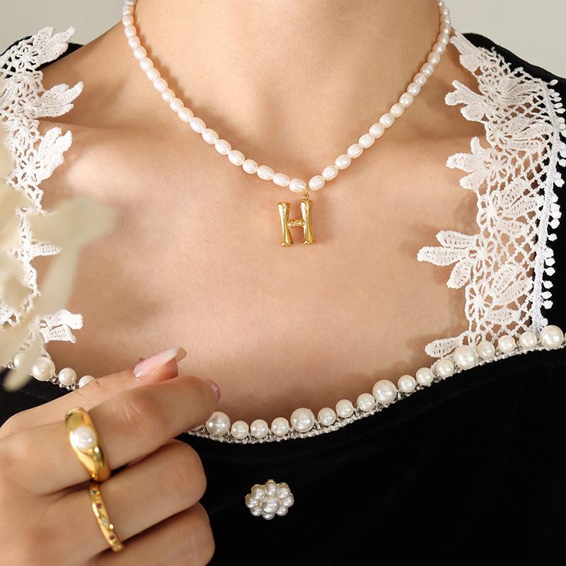 

Вечеринка Банкет Великолепный Невыцветающий Свет Роскошный Дизайн Пресноводного Жемчуга Ожерелье 26 Букв Позолоченный Кулон Ключичная Цепочка
