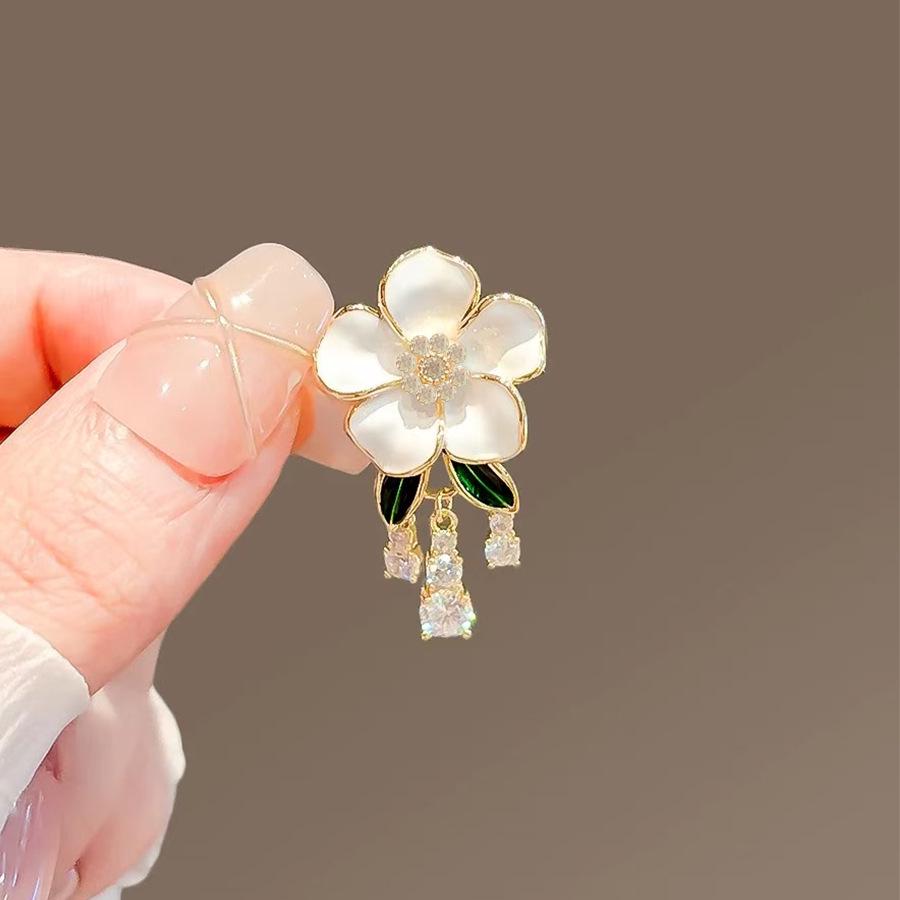 Ruyi Pipa Brooch: Elegant Classic Pearl Pin for Women’s Cheongsam