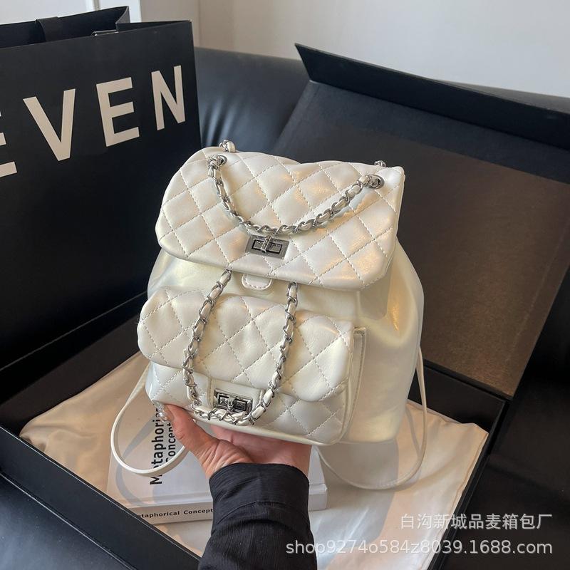 

Explosive soft surface rhombus embroidery thread large bag women s 2025 new trendy large-capacity backpack chain small bag белый