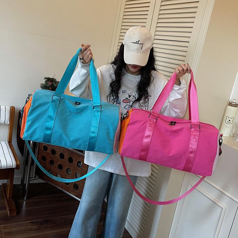 New dopamine-style color-blocked multifunctional travel bag for women, large capacity, lightweight, hand-held, crossbody gym bag