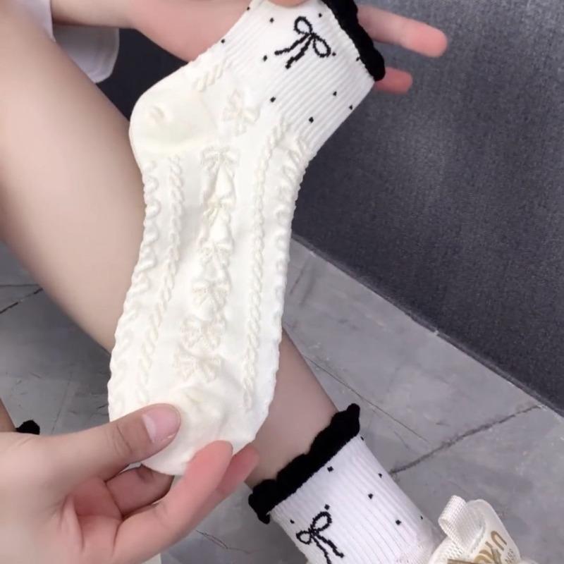 

Женские весенне-летние новые трендовые носки-гольфы с рельефным бантом, кружевной трубкой и помпонами 1 pair молочный белый