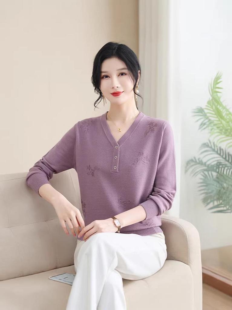 Elegant V-neck Knit Top for Middle-aged and Senior Women - Long-sleeved Autumn/Winter Sweater Base Layer.