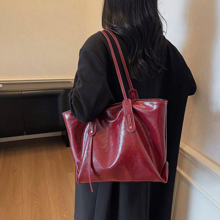 High-End Autumn Leather Tote Bag: Large Capacity, Simple Design Shoulder Bag for Commuting