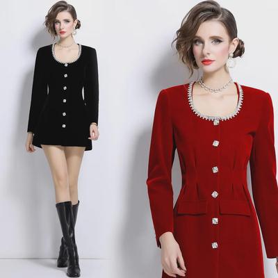Elegante Abito di Velluto con Dettagli in Strass Rossi