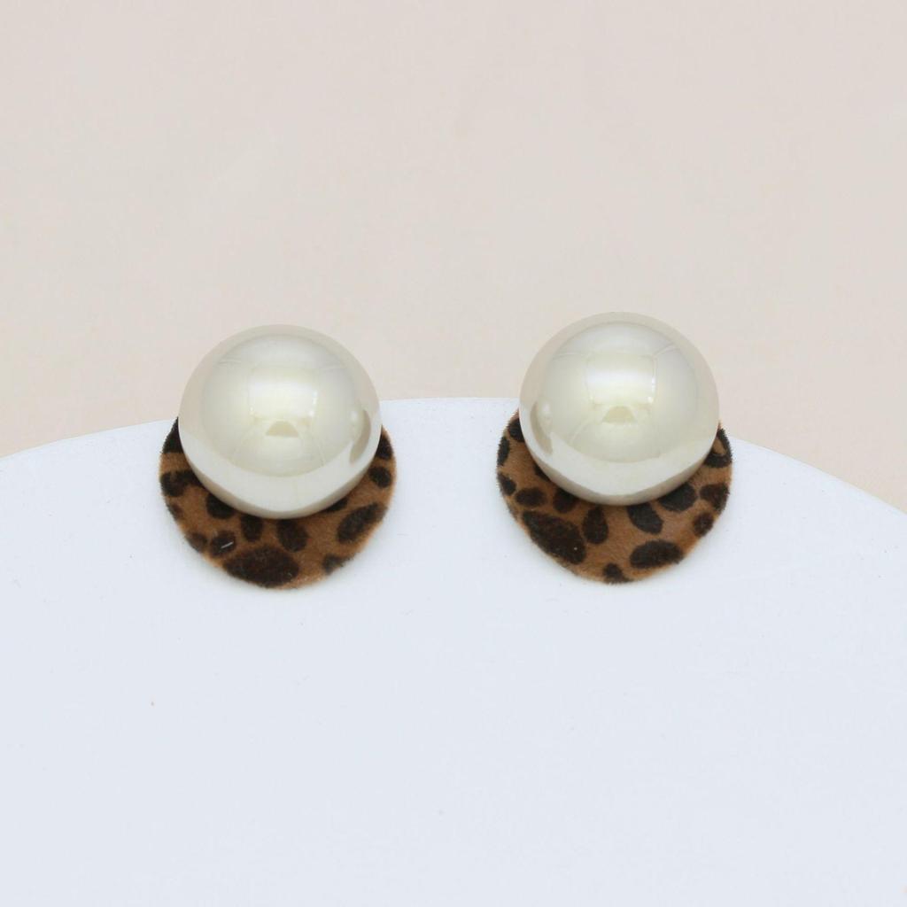 Retro Silver Needle Stud Earrings: Exaggerated Leopard Print with Pearl, European & American Hong Kong Style, Light Luxury Flocked Design