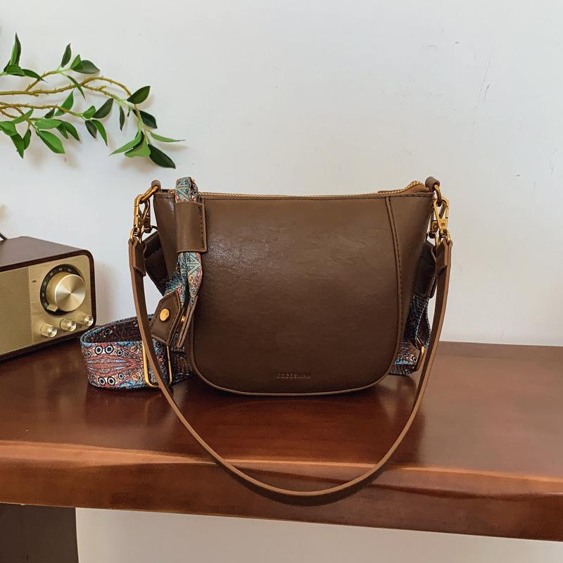 

Korean version of high-value wide shoulder strap retro bucket bag women s 2025 autumn new fashion commuter shoulder messenger bag коричневый