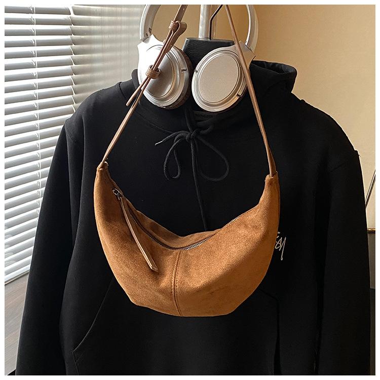 

Large capacity bag women s autumn and winter niche matte retro messenger croissant bag commuter dumpling bag коричневый