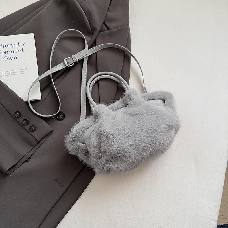 Plush bag women's large capacity 2025 new autumn and winter versatile plush messenger bag single shoulder underarm tote bag