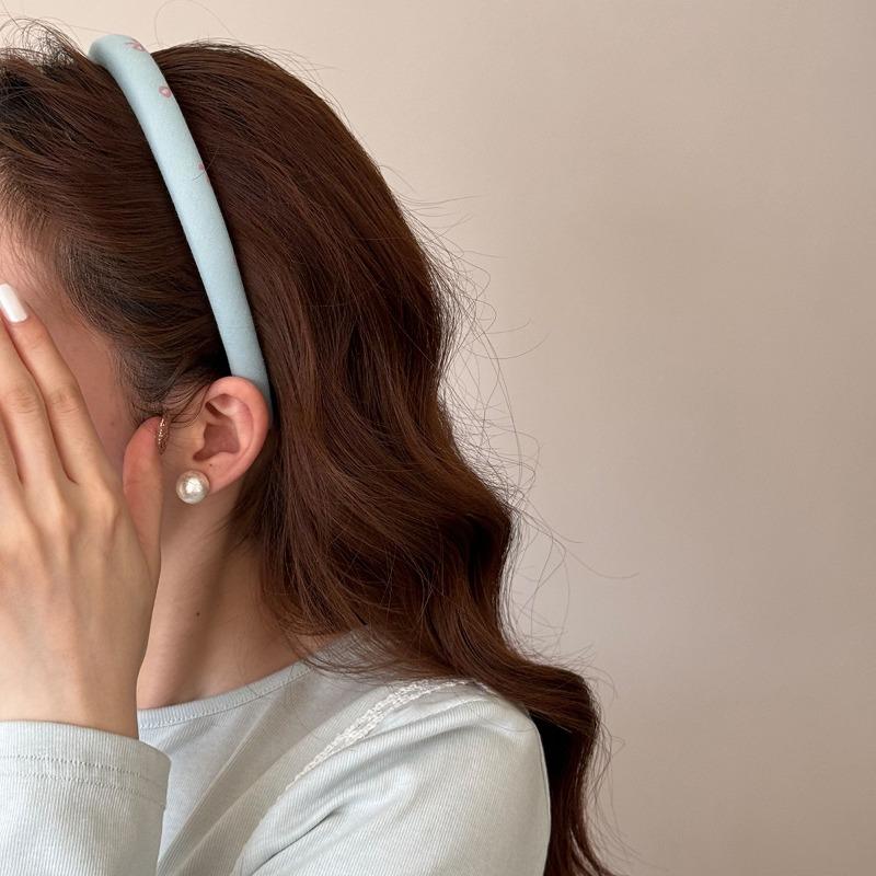 Sweet Bow Hairband for Girls with High Forehead, Suitable for Washing Face and Applying Makeup, with A Hair-styling Function.