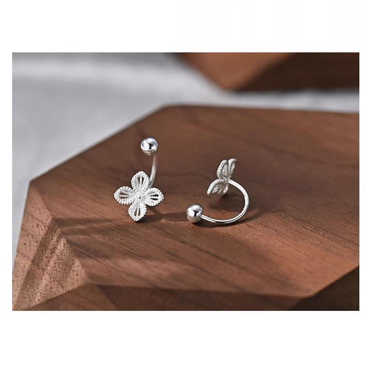 

Простые серебряные полые серьги-цветы — это простые, маленькие, свежие и универсальные клипсы, нишевый темперамент, модные серьги высокого класса.