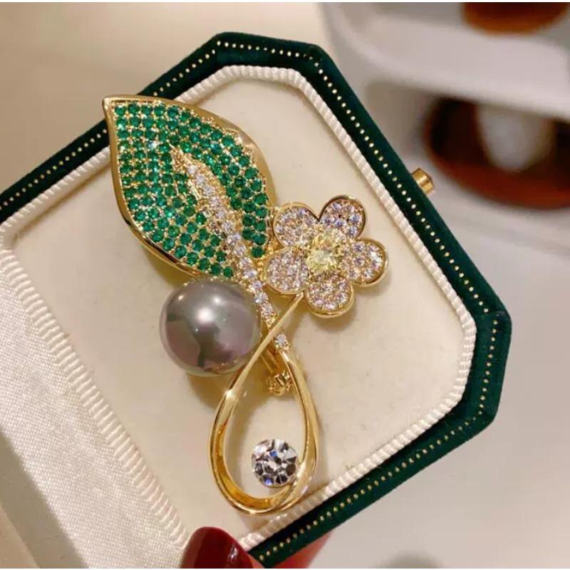 SKEDS Luxury Green Crystal Leaf Plant Flower Brooch for Women Banquet Corsage Elegant Pearl Suit Pin Lady Wedding Jewelry