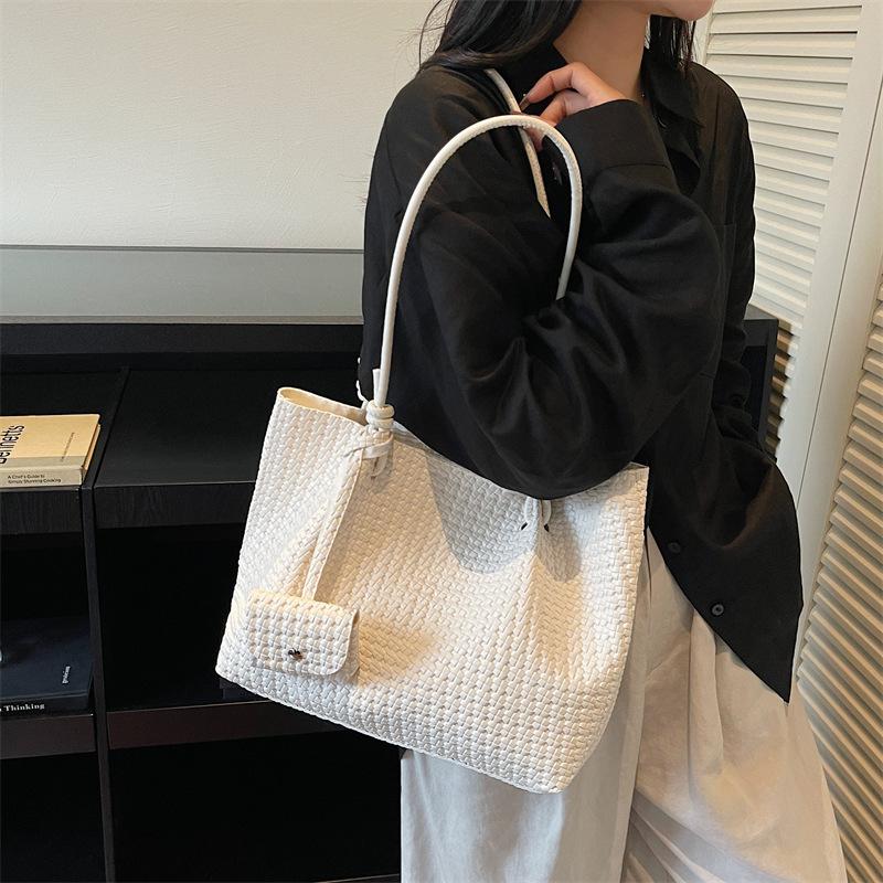 Large Capacity Bag Women's Autumn and Winter 2025 New Versatile Retro Shoulder Bag Casual Premium Texture Commuter Tote Bag