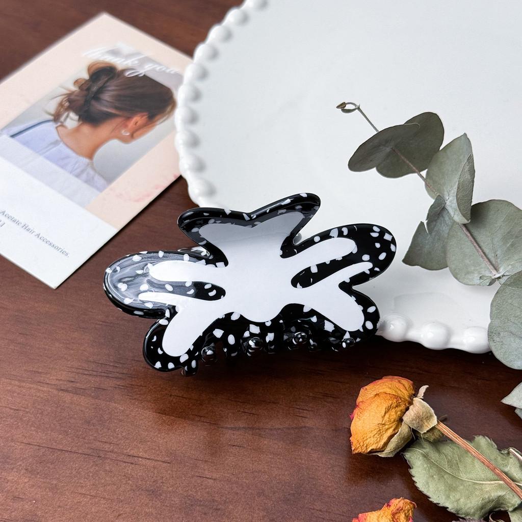 Snyggt och snyggt hårspänne för kvinnor i livfulla prickiga färger för trendiga uppsättningar