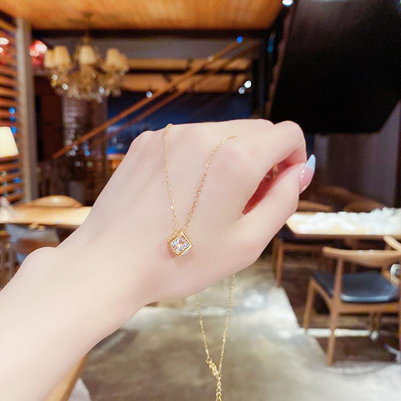 Niche design sense does not fade clavicle chain new fashion simple neck chain Japanese and Korean all-match light luxury titanium steel necklace women
