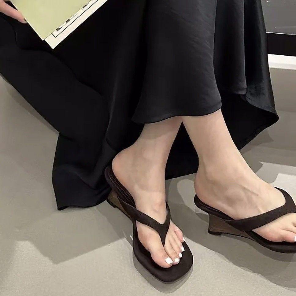 2025 new niche square head wood grain wedge flip-flops summer versatile comfortable high heel pinch foot cool slippers women